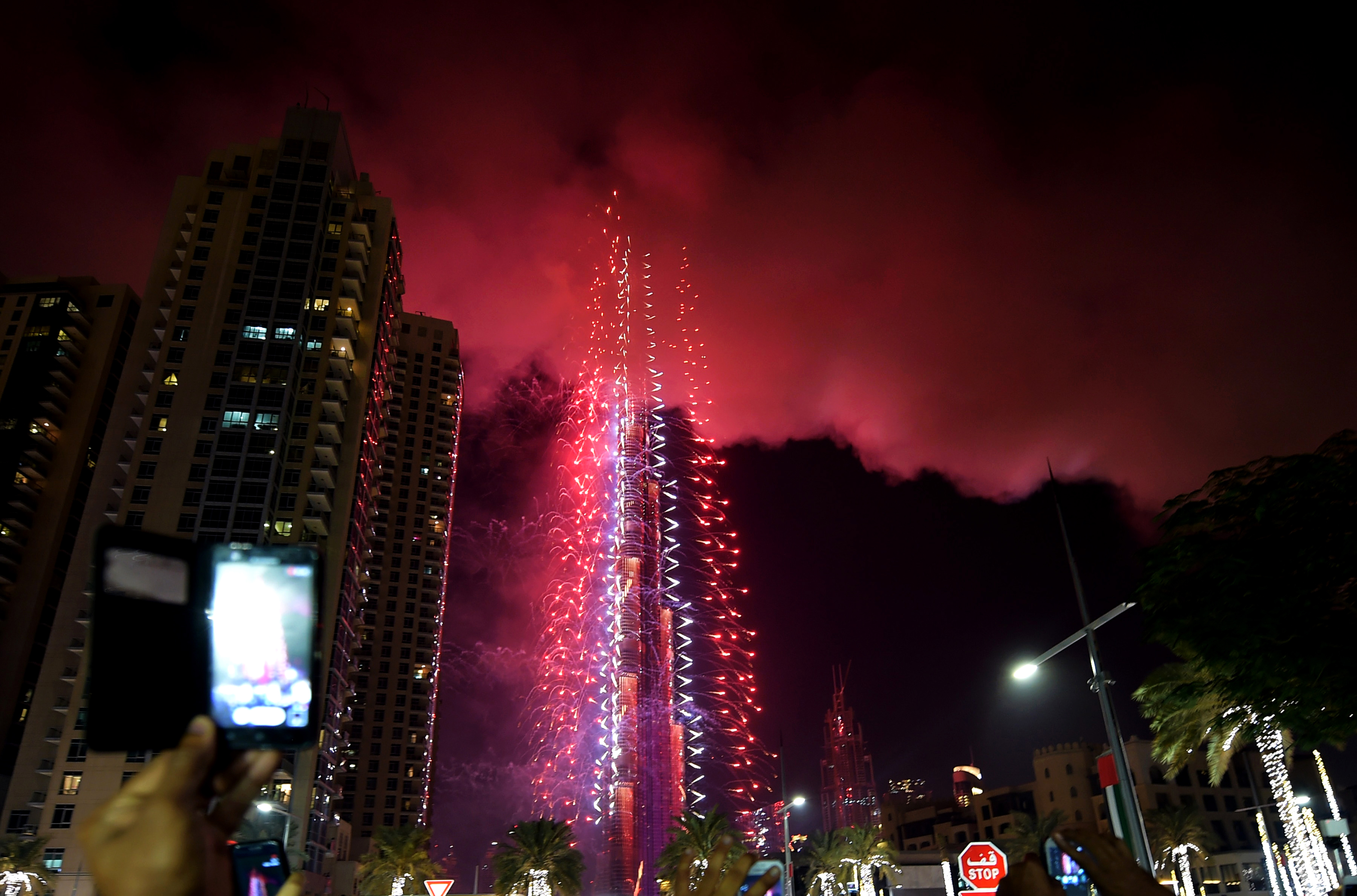 A lángoló szálloda füstjében rendezték meg a dubaji tűzijátékot