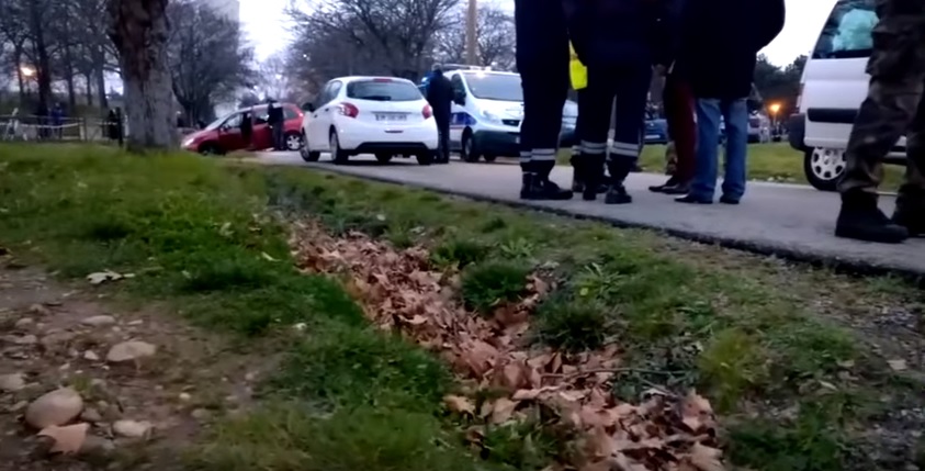 Francia katonák rálőttek egy autóra, ami el akarta őket gázolni egy mecset előtt