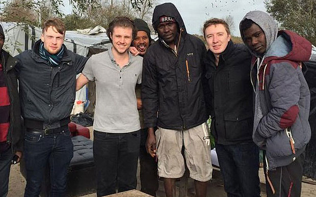 Véletlenül embercsempész lett a menekülttáborban koncertező brit együttes