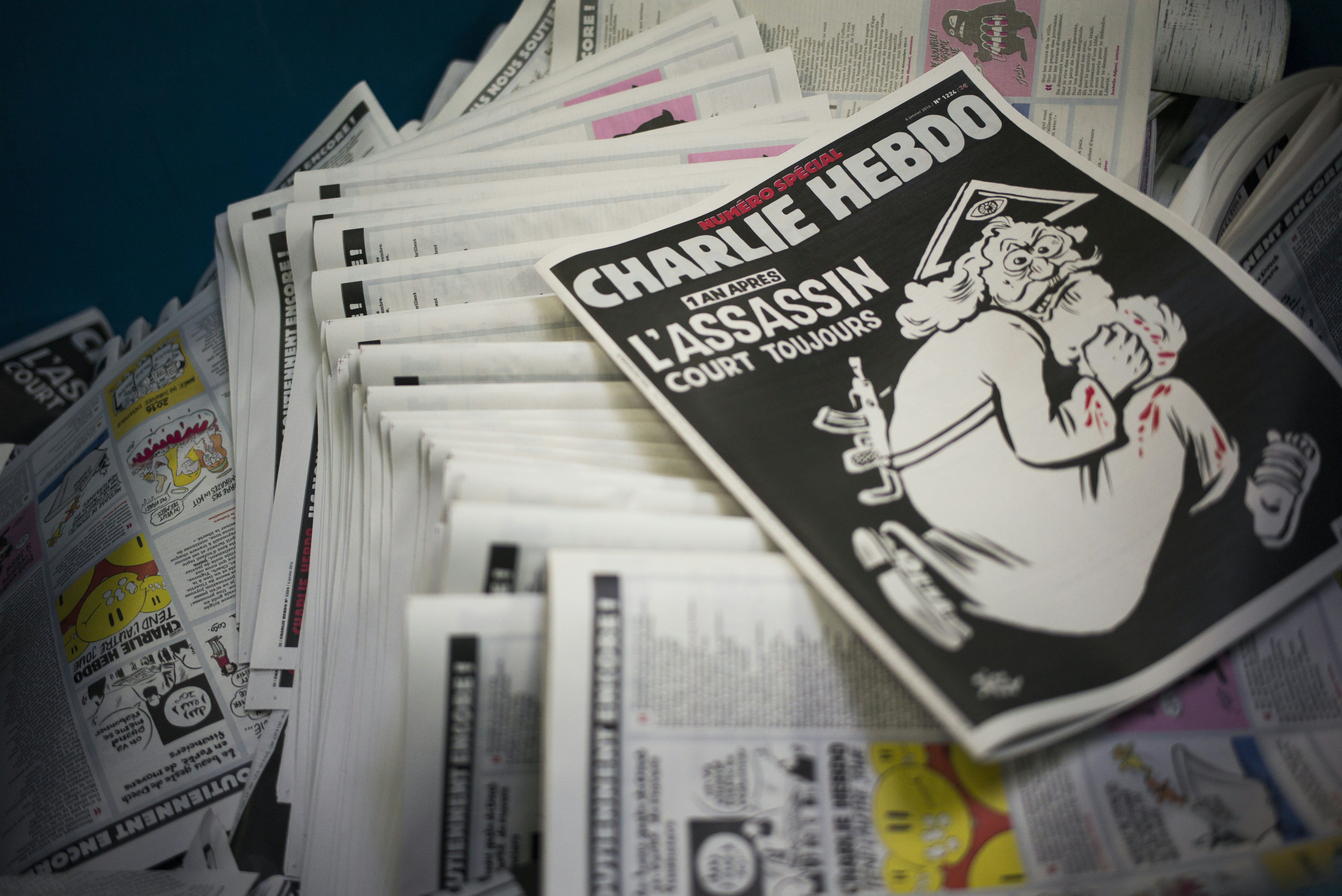 A Vatikán hivatalos lapjának nem tetszik a gépkarabélyos isten a Charlie Hebdo címlapján