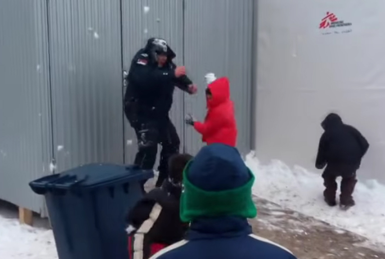 Szerb rendőrök cukiskodnak migránsgyerekekkel a hóban