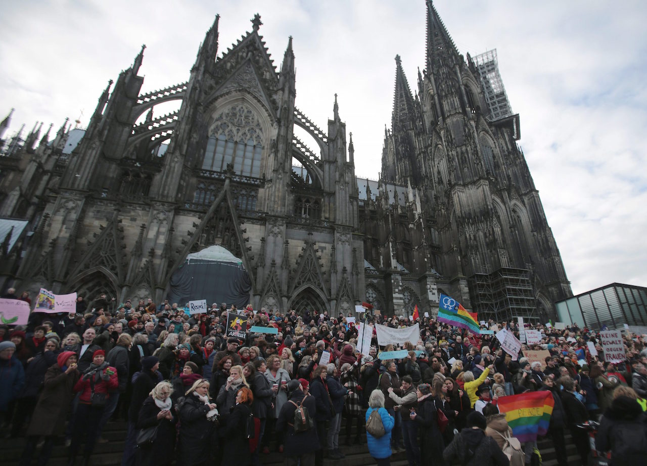 Feszült hangulatban tüntetnek Kölnben a bevándorlók ellen, illetve a bevándorlók ellen tüntetők ellen