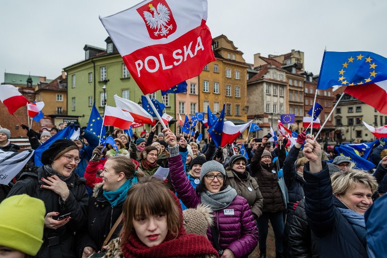 Elindította Brüsszel a lengyelek ellen az eljárást, (ami Navracsics Tibor szerint nem is az az eljárás)