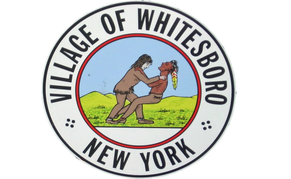 Hétfőn leszavazhatják a whitesboroiak a településük címerét, amin egy fehér ember fojtogat egy indiánt