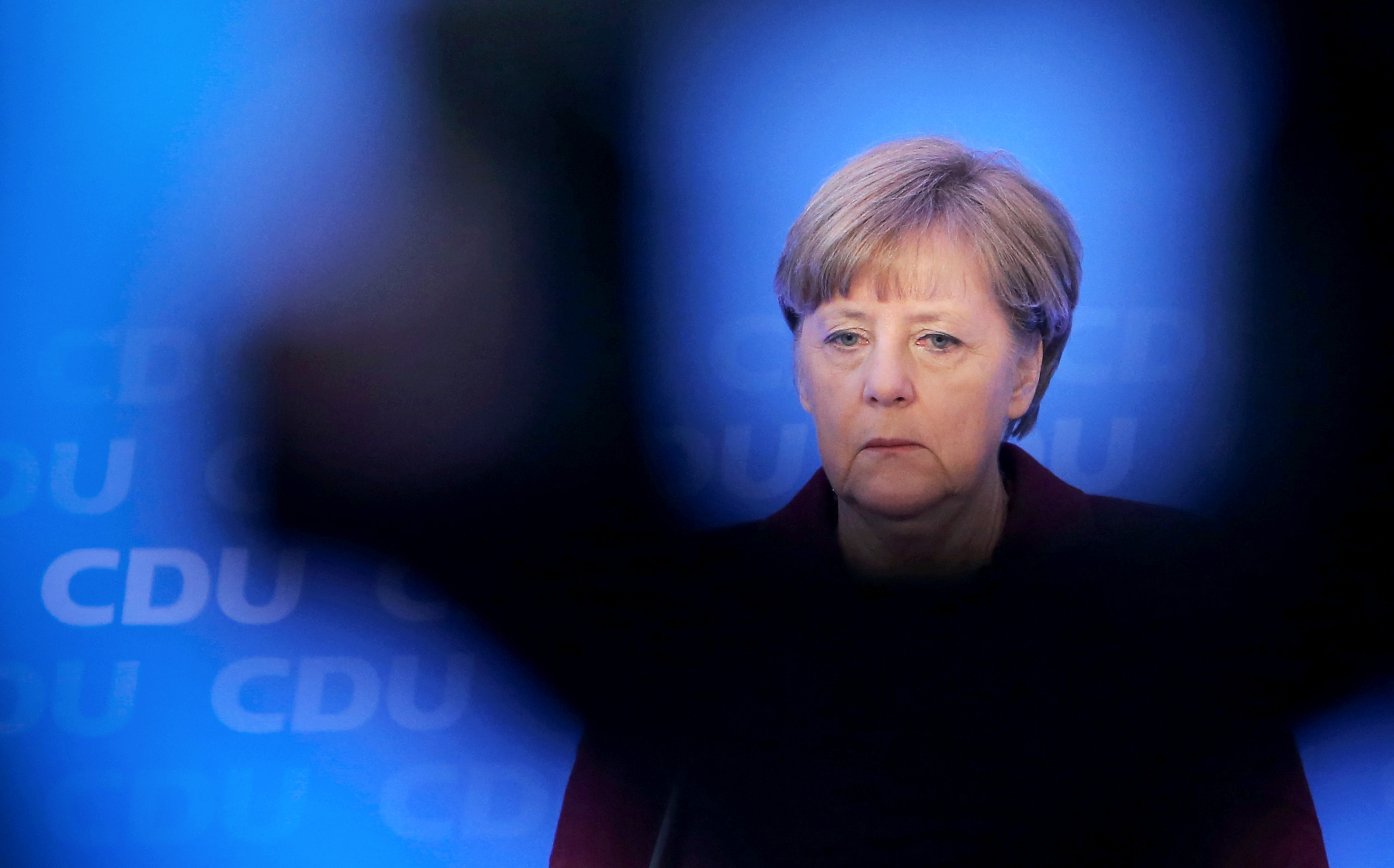 Merkelnek már azt kell bizonyítania, hogy a német állam nem omlik össze