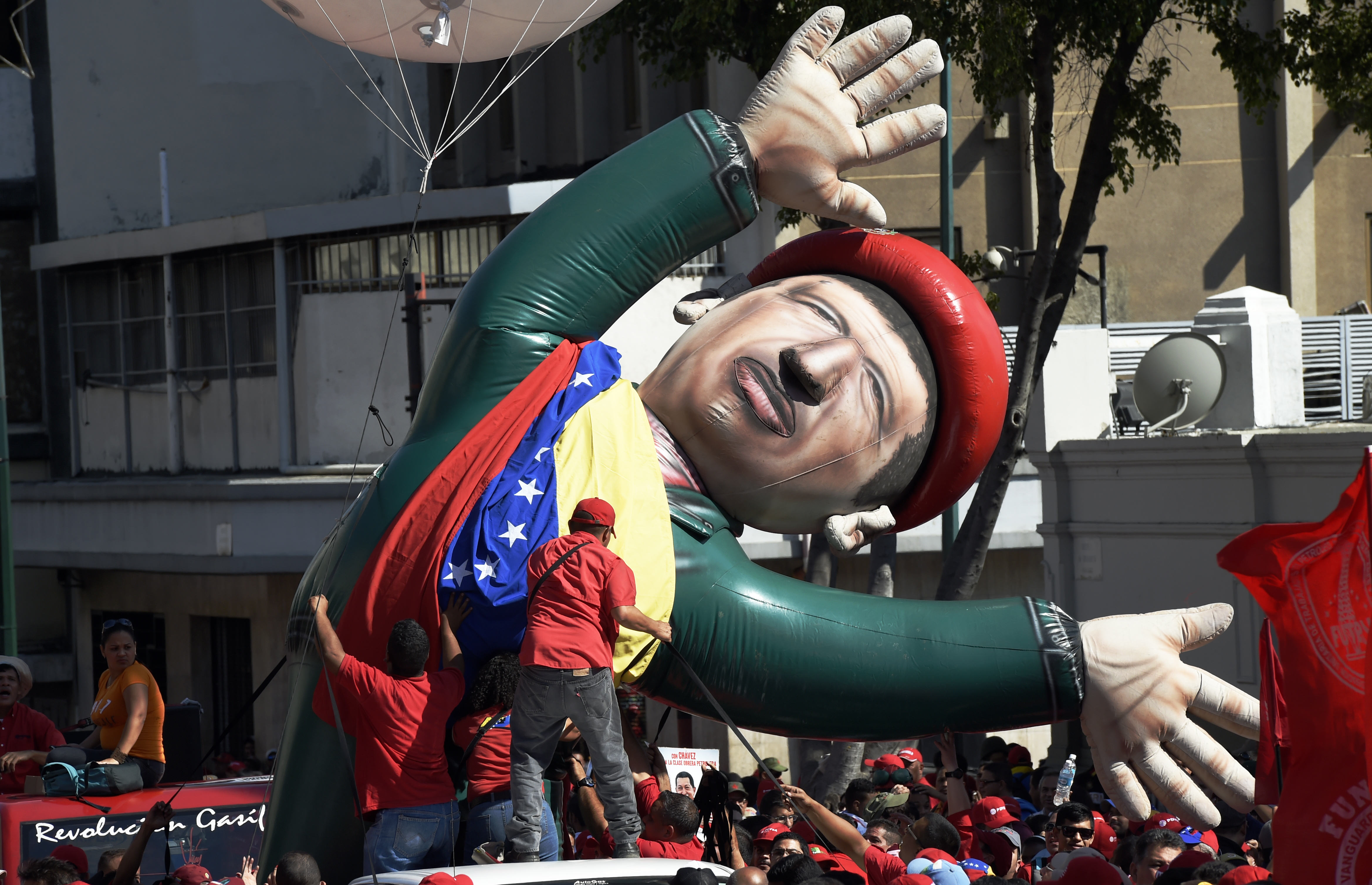 Venezuelában rendkívüli állapotot vezetnek be az olajár szabadesése miatt