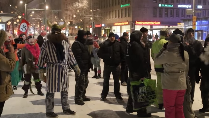 Bohócőrjárat a válasz a finn migránsfegyelmezőkre