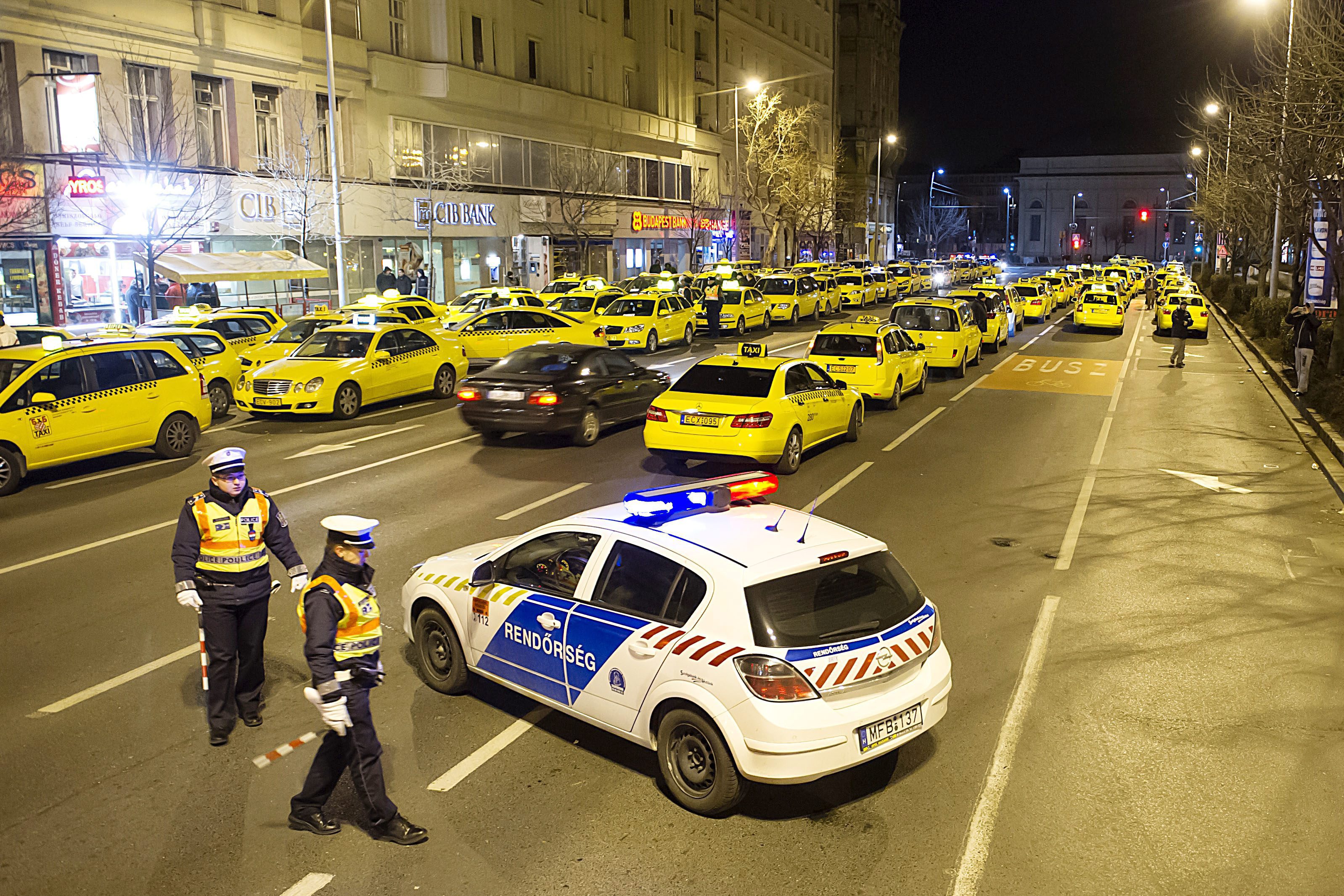Nem bejelentett taxistüntetéssel indult a hét Budapesten