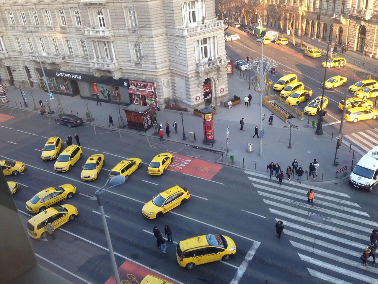 Indul a bál: Lezárták a taxisok a Bajcsy-Zsilinszky utat