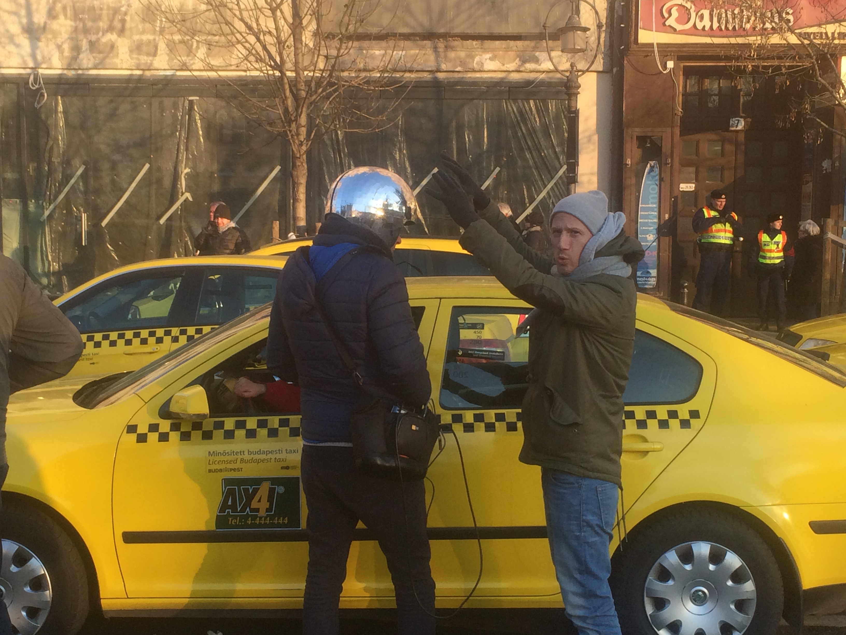Fantasztikus figurák az Erzsébet teret elfoglaló taxisok