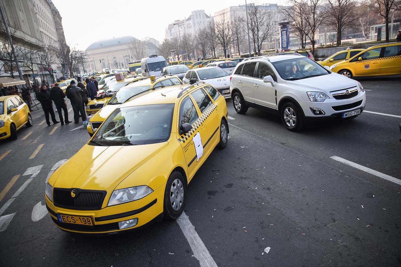 Levélben kérik a taxisok Orbán Viktort, hogy ismét emeljenek a taxis tarifán