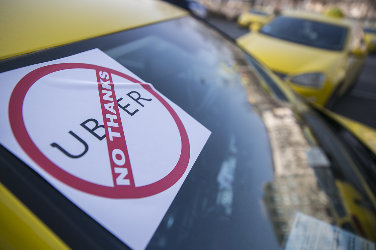 A parlament elé kerül az Uber totális betiltása