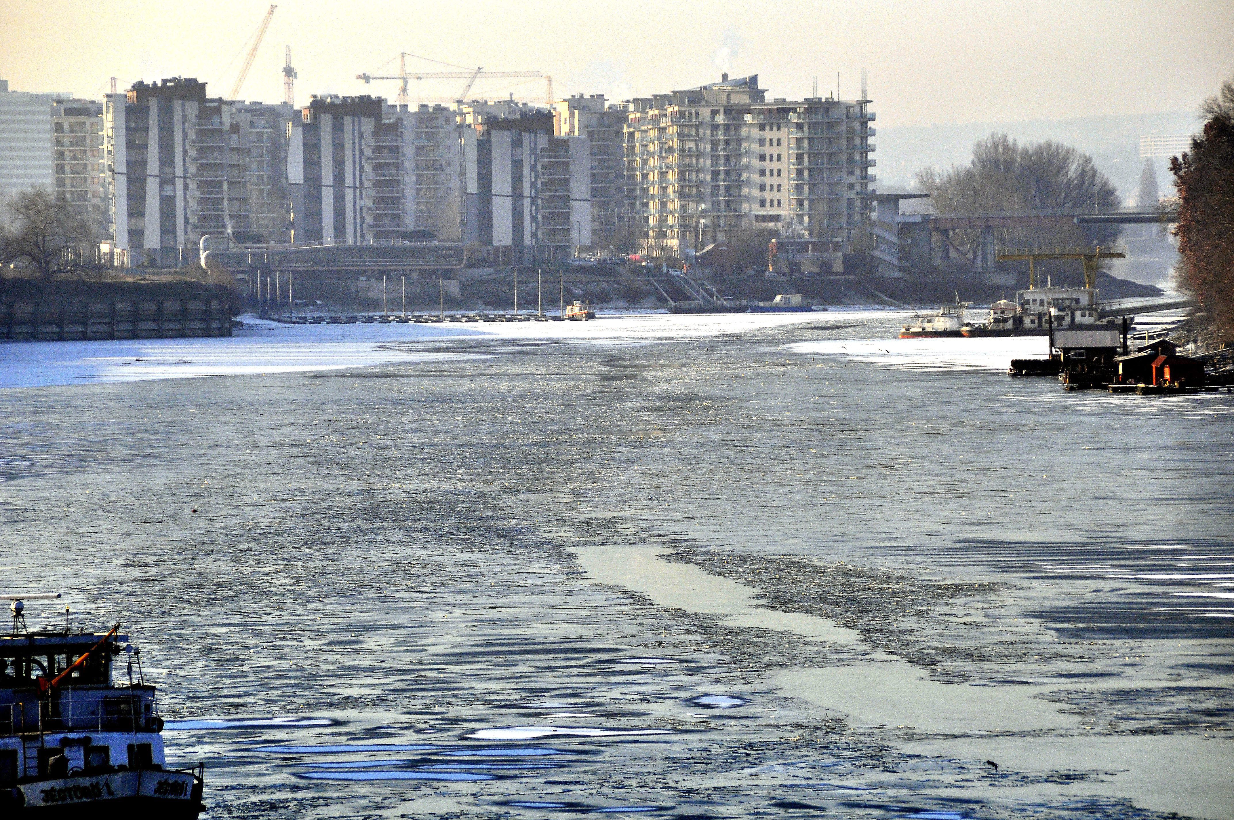 Olyan jeges az Újpesti-öböl, hogy simán megkoronázhatnák rajta Urbán Flóriánt