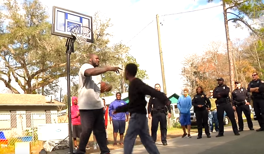 Shaquille O’Neal is meglátogatta azt a rendőrt, aki amikor hangosan kosárlabdázó srácokhoz riasztották, inkább beállt játszani velük