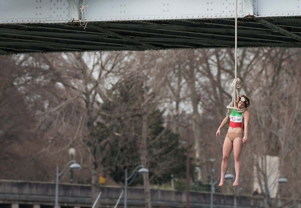 Erős performanszot mutatott be a Femen az iráni rezsim politikai kivégzéseivel szemben