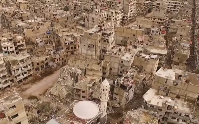 Drónkamerás felvétel a romokban heverő Homszról