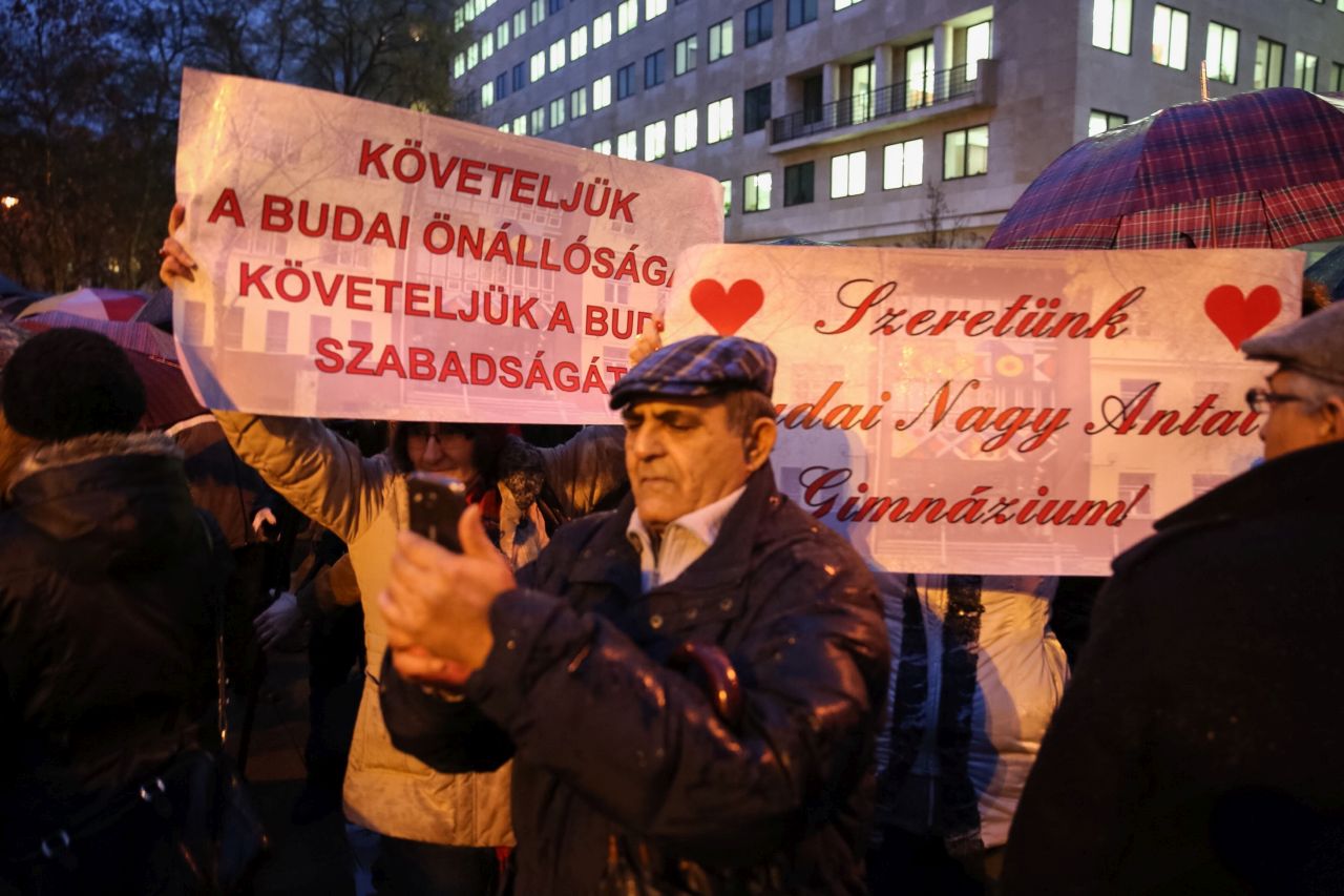 Budapesten is százak szolidaritanak a miskolci ezrekkel