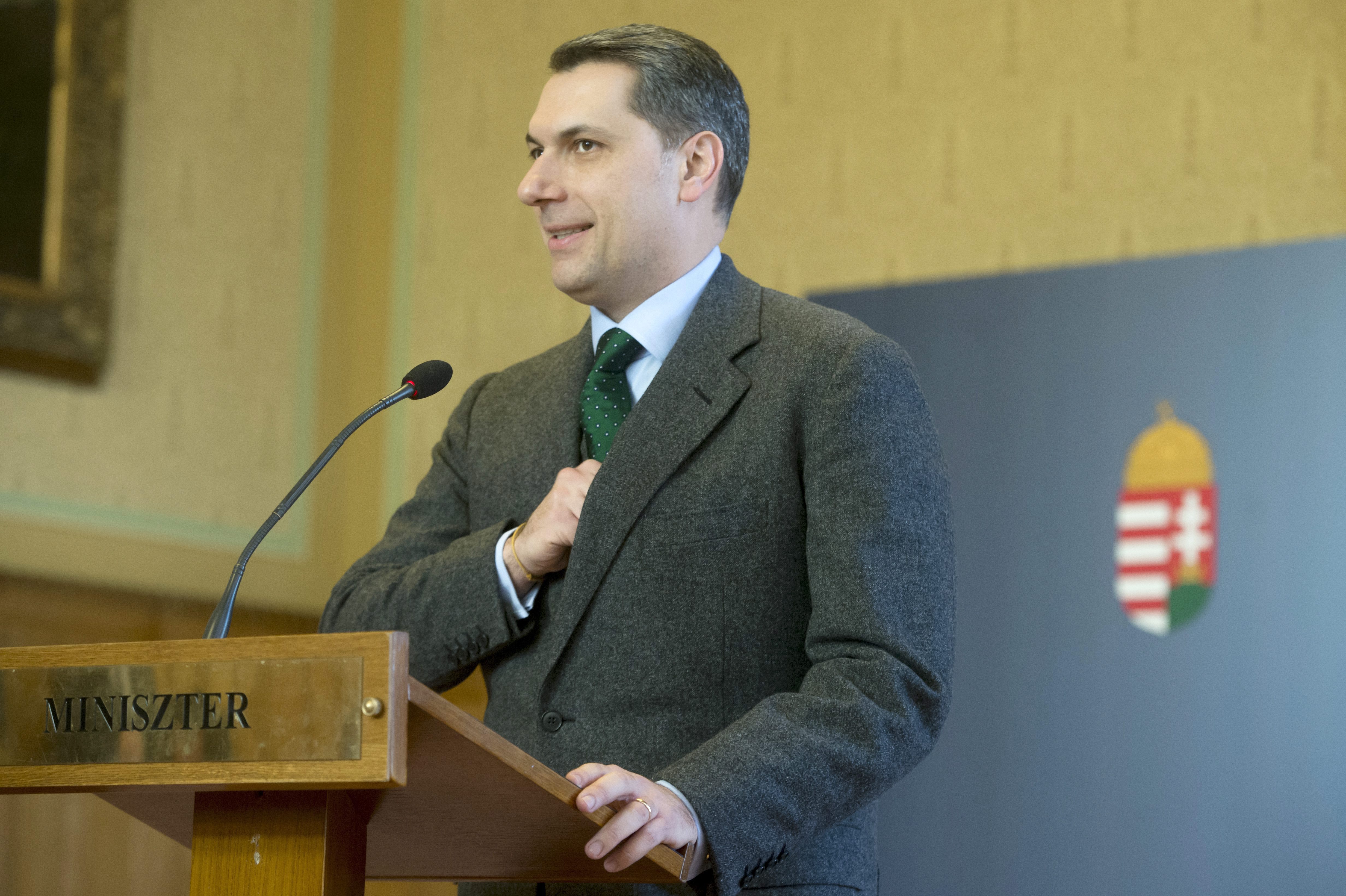 Lázár finomított az Orbán vétójáról szóló történeten