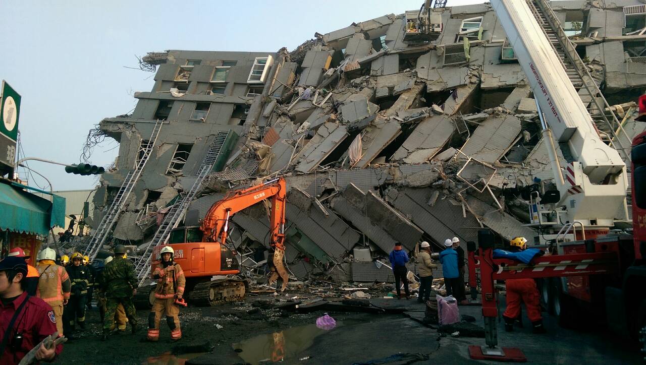 Ledöntött egy 17 emeletes lakóépületet a földrengés Tajvanon
