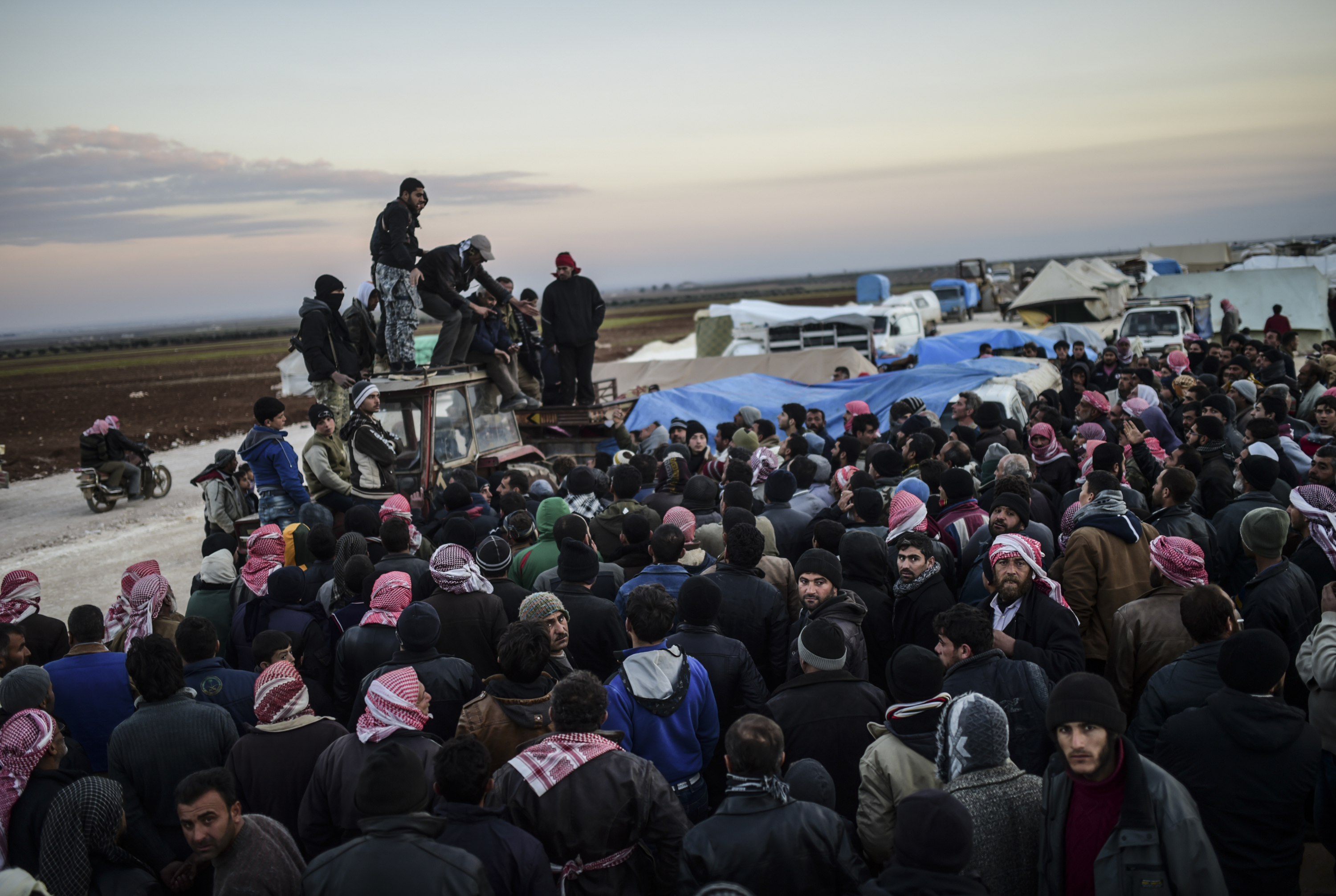 Törökország lezárta a határt az Aleppo ostromától menekülők előtt