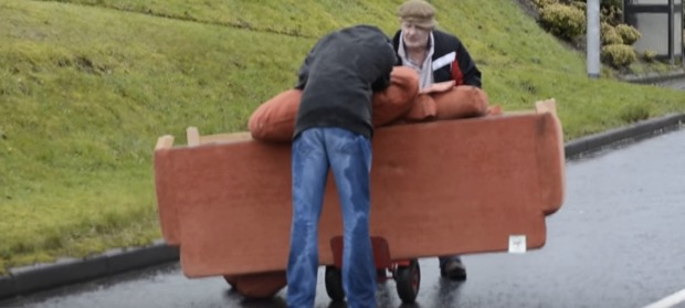 A kanapét szállító észak-ír urak történetében benne van minden, amit az élet nehézségeiről tudni érdemes