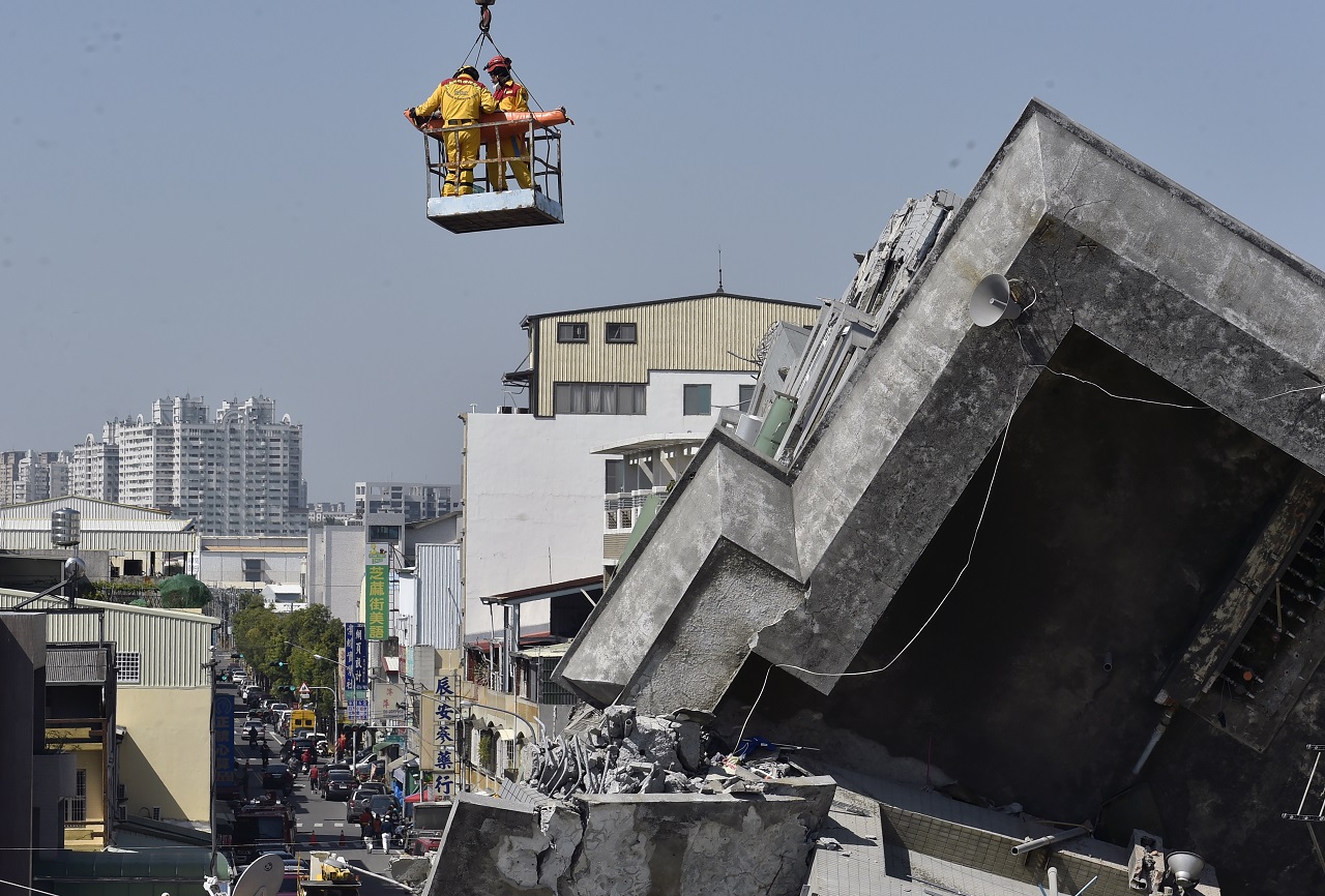 Két nap után is találtak túlélőket a földrengésben összeomlott épület romjai alatt Tajvanon