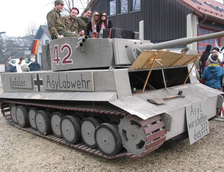 A német ügyészség nyomozást indított egy menekültellenes, farsangi tank miatt