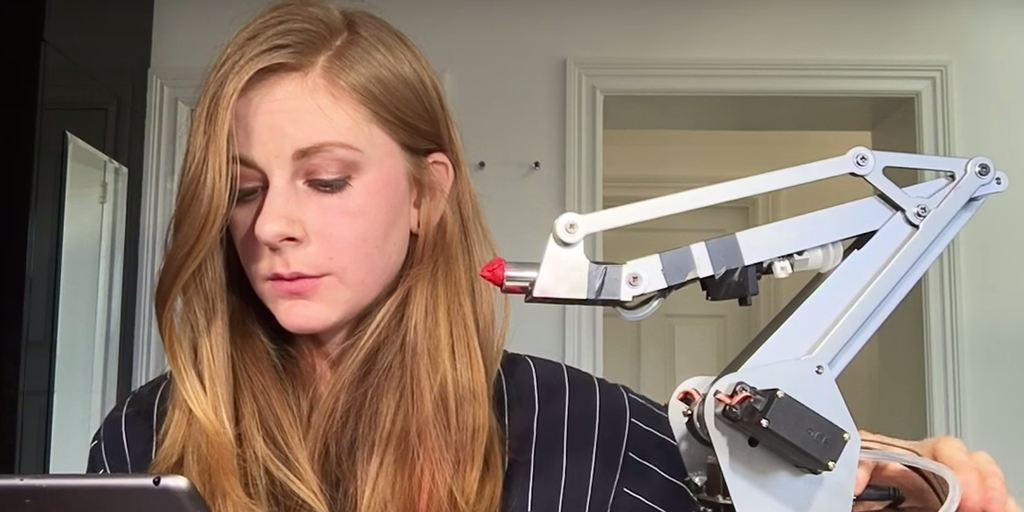 Itt béna robotokat feltaláló lány újabb zseniális húzása, a rúzsozó robot