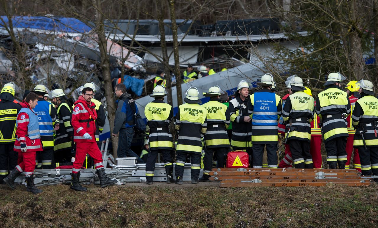 Kilenc halott, ötven súlyos sérült a dél-bajorországi vonatszerencsétlenségben