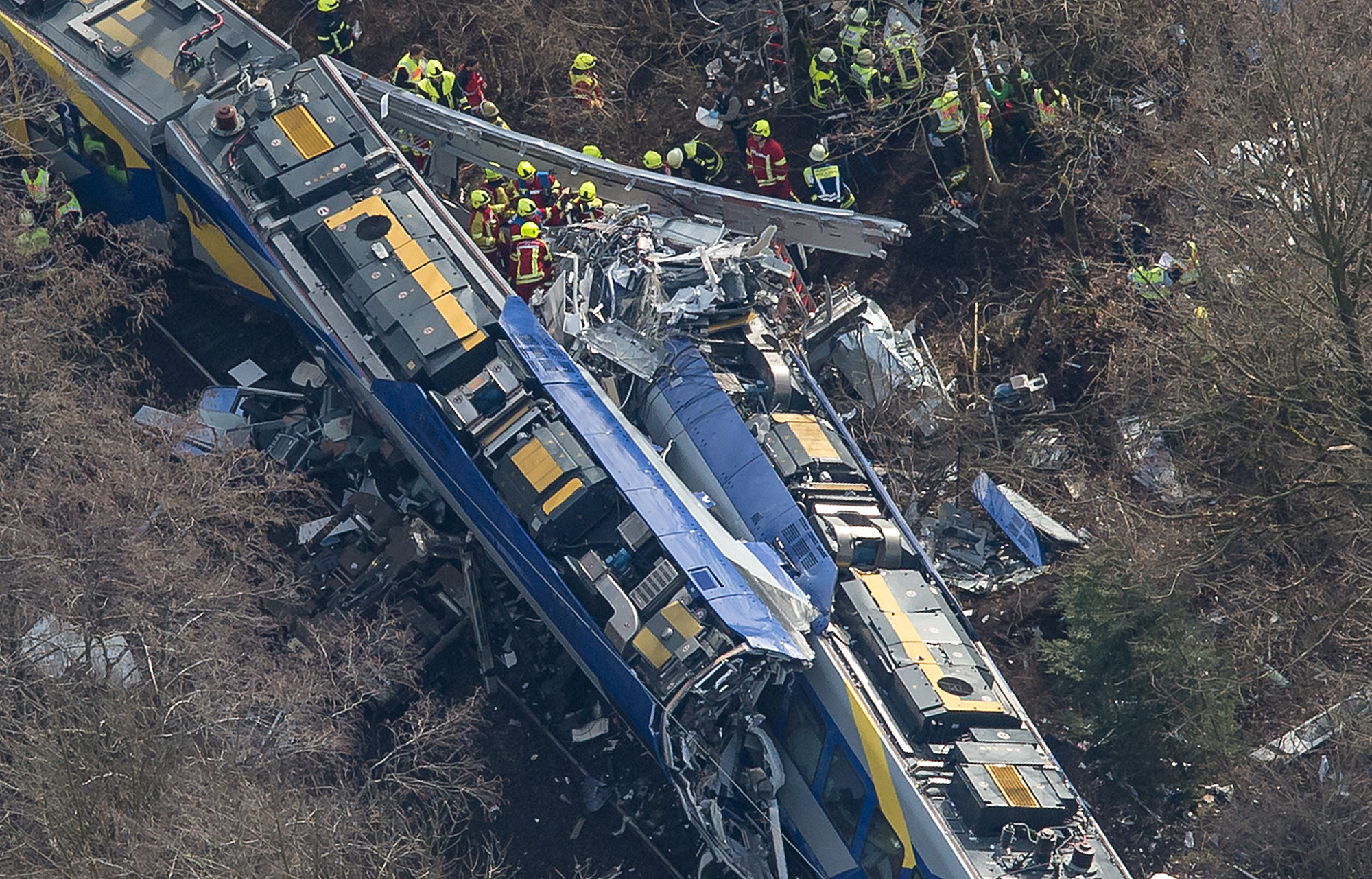 Előzetesbe került a bajorországi vonatbalesetért felelős diszpécser, aki a mobilján játszott a tragédia előtti percekben