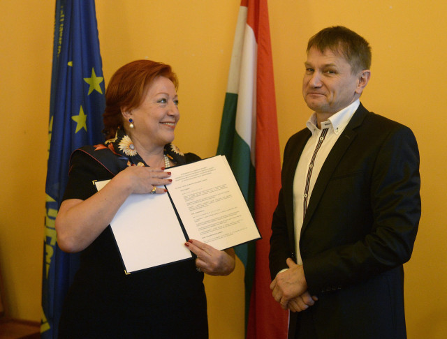 Cser Ágnes, az MSZ EDDSZ elnöke és Ónodi-Szûcs Zoltán egészségügyért felelős államtitkár, miután aláírták az ágazat dolgozóinak kollektív szerződését, 2016. február 12-én.