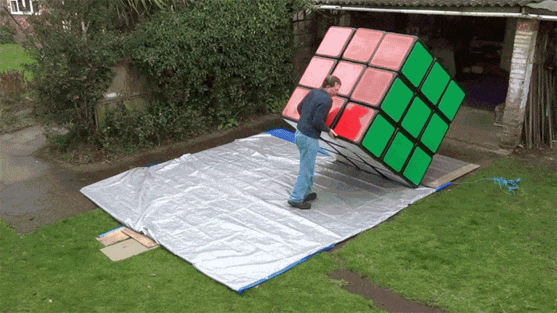 Mivel a hagyományos Rubik-kockát túl könnyű kirakni, ez az ember inkább épített egy másfél métereset