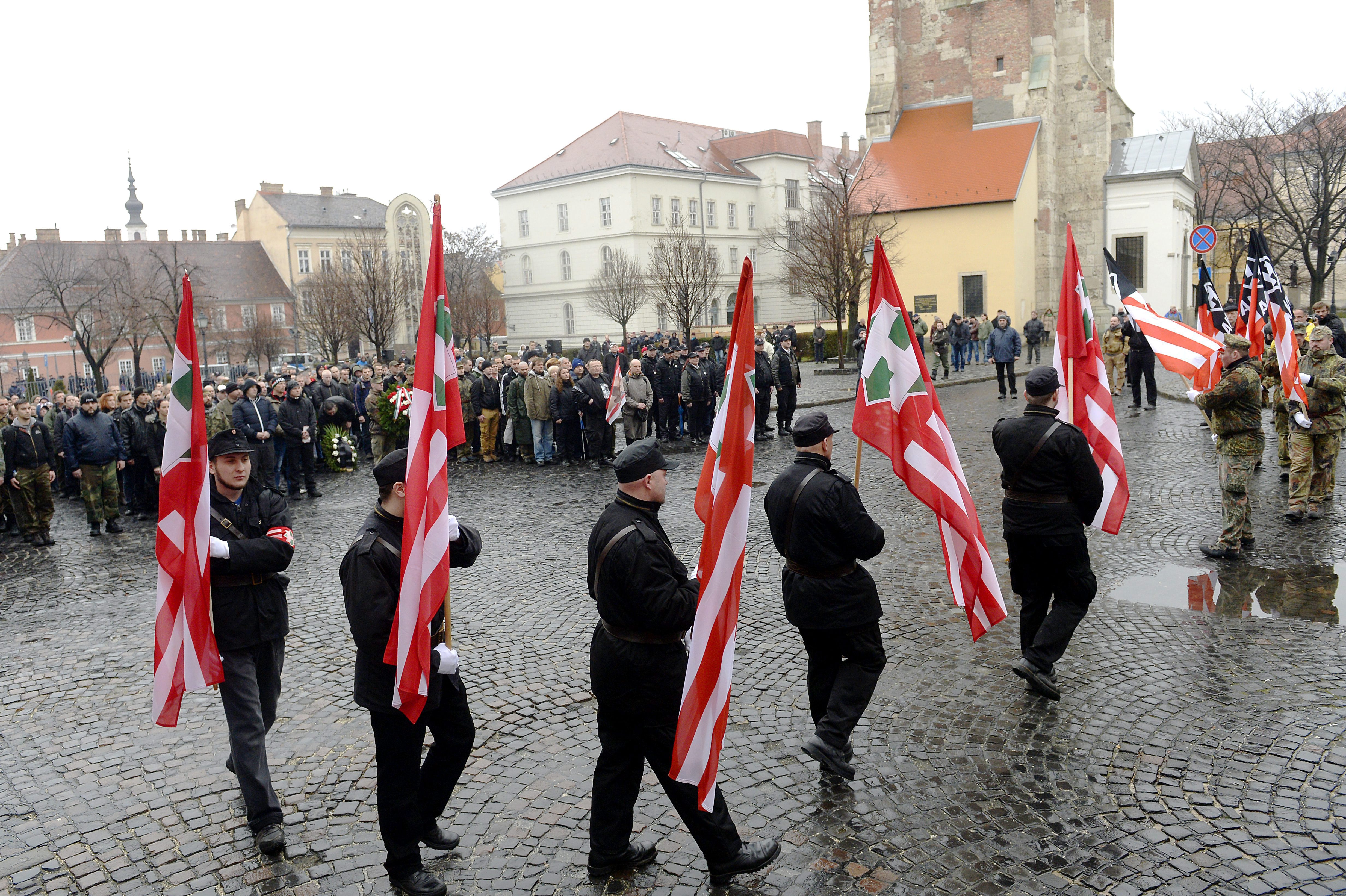 Náci és nyilas egyenruhákban tartottak kitörés napi megemlékezést a Várban a neonácik