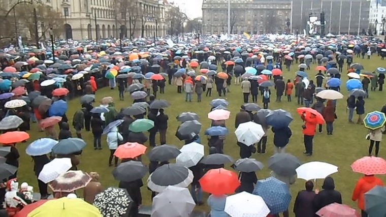 5 percig teljesen némán álltak a tüntető tanárok a szakadó esőben