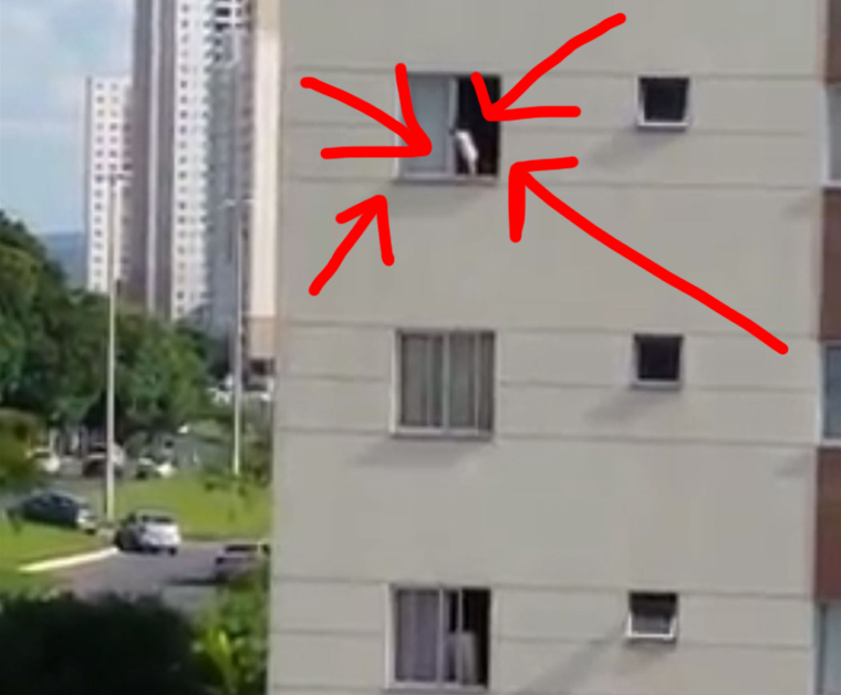 Rémisztő videó a babáról, aki a harmadikon mászott ki az ablakpárkányra