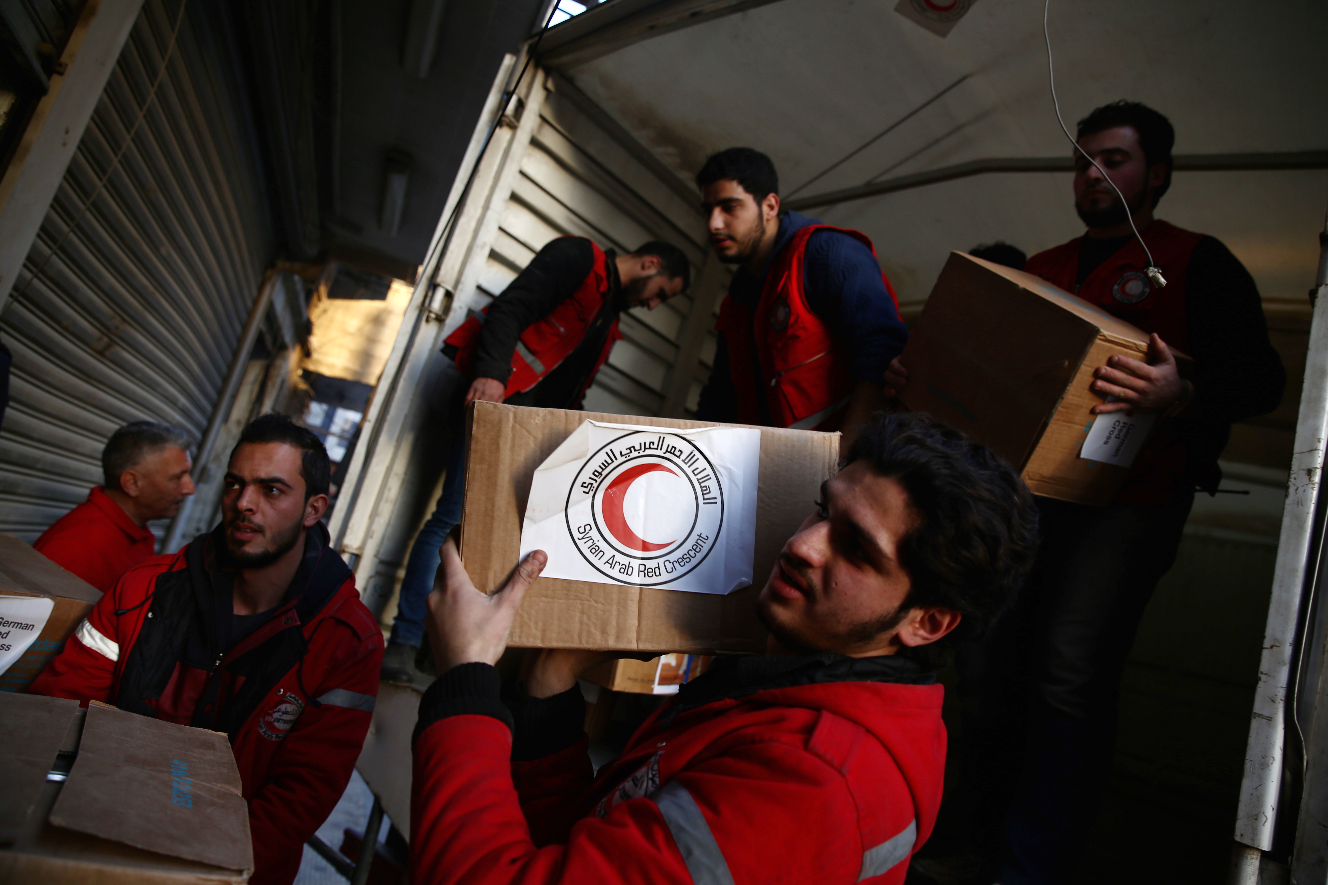 Öt, a harcok miatt elzárt városba érkeztek segélyszállítmányok Szíriában