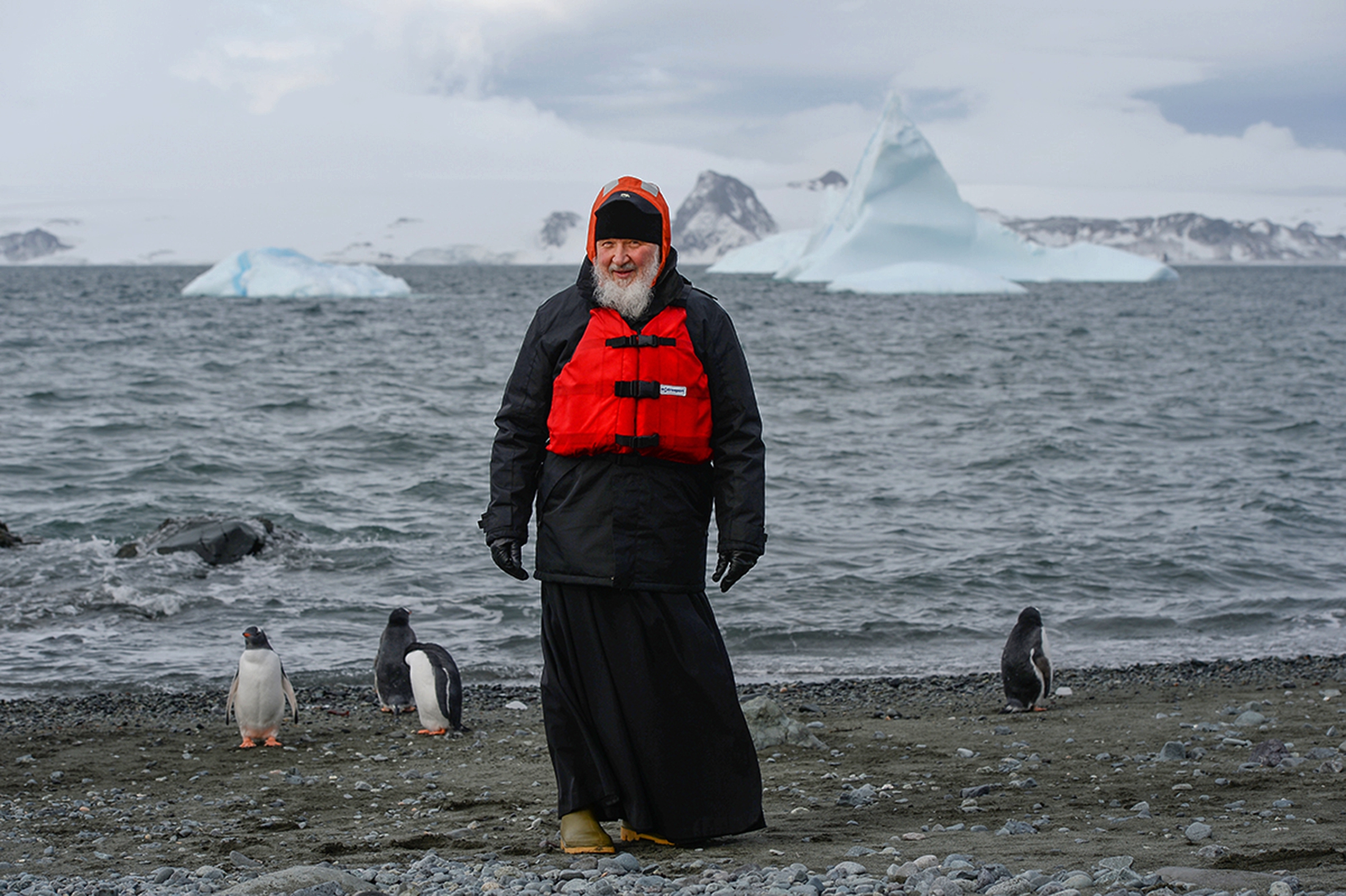 Az ortodox egyház feje pingvinekkel bandázott az Antarktiszon