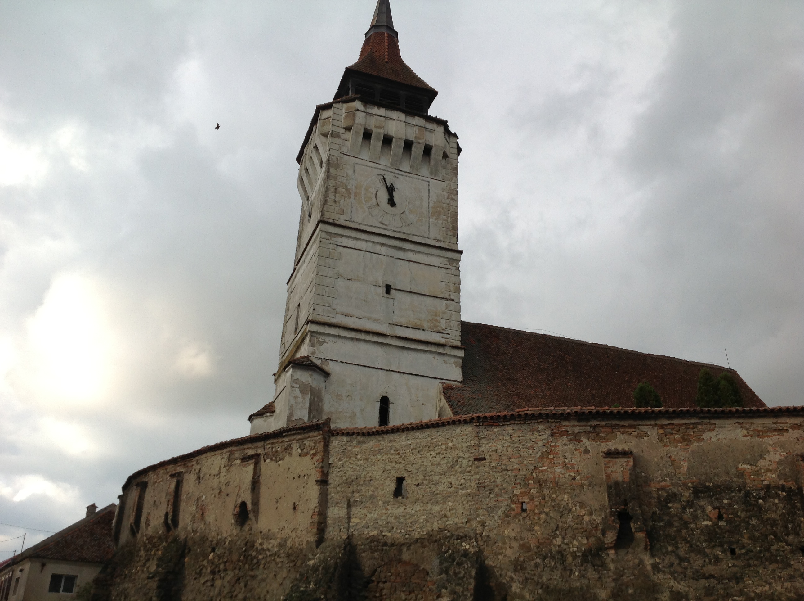 Az erdélyi Szászveresmart középkori templomtornya pénteken kilenc helyett csak kétszer kondult meg, a harmadikra összeomlott