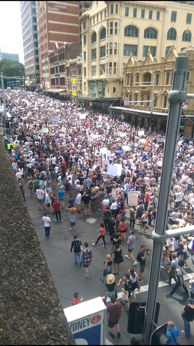 A szabad éjszakai alkoholfogyasztásért tüntettek sok ezren Sydneyben