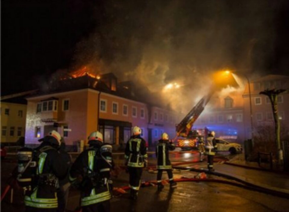 Leégett egy épület Németországban, ami menedékszálló lett volna, éljenezve nézték a tüzet a helyiek