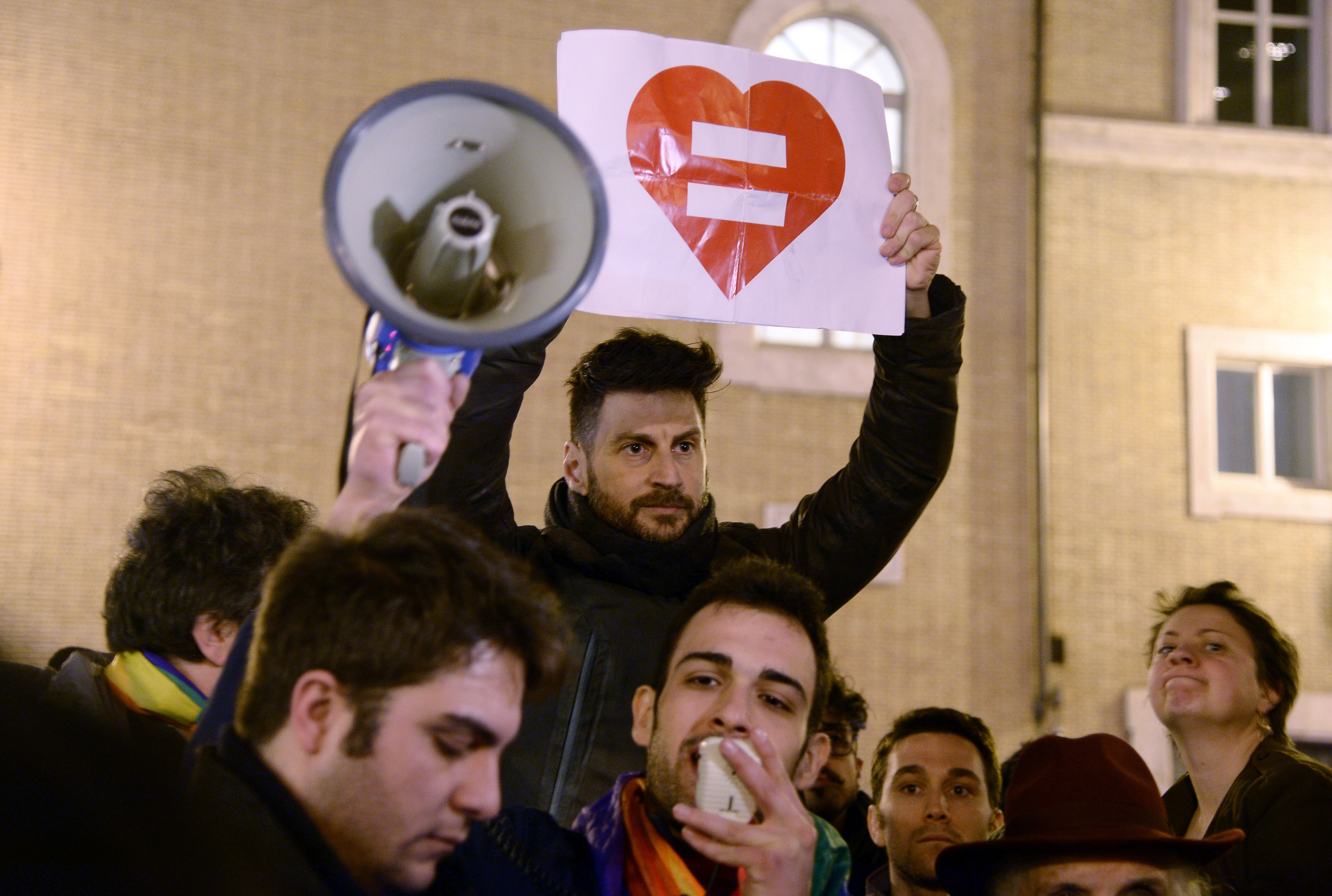 Olaszországban igent mondott a parlament az azonos neműek bejegyzett élettársi kapcsolatára