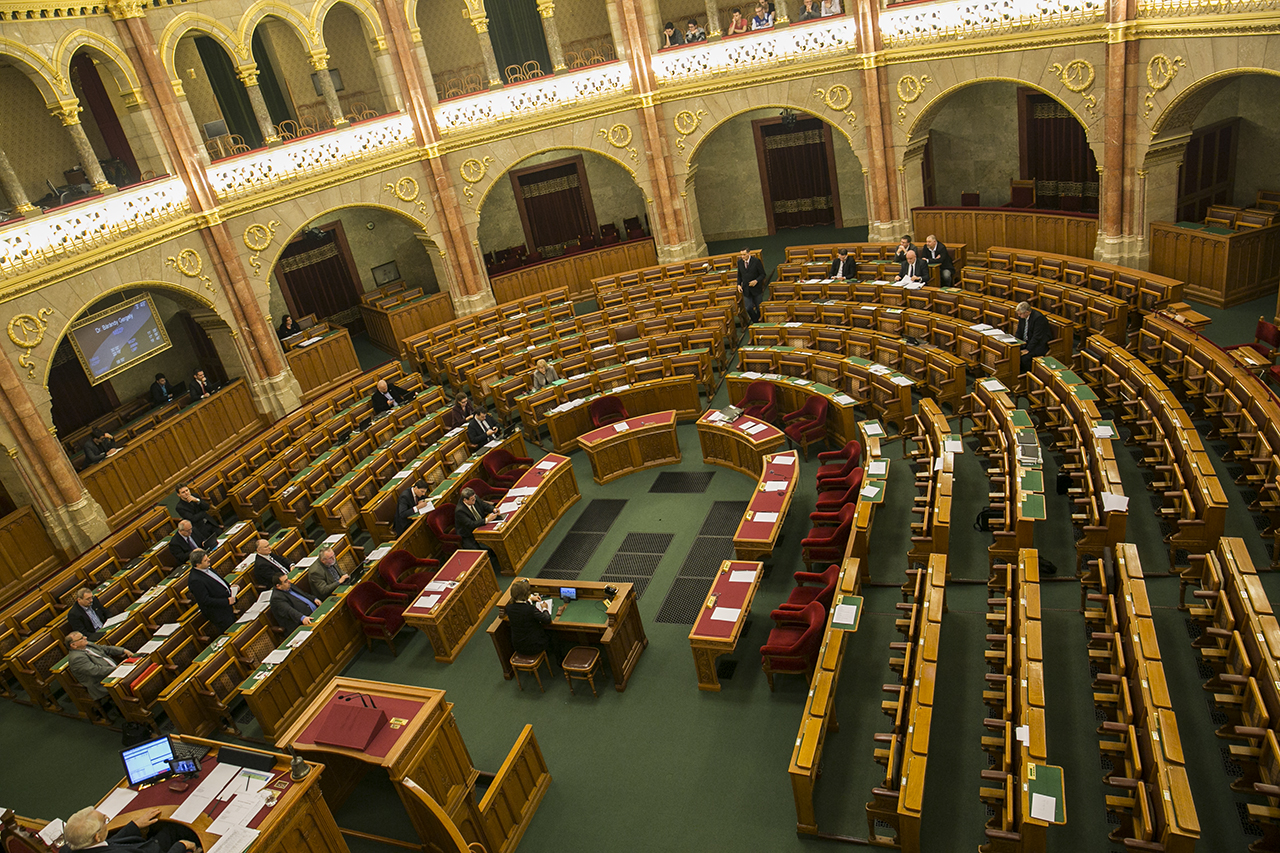 Tizenkilenc képviselő vitázik az év eddigi legpofátlanabb törvényjavaslatáról