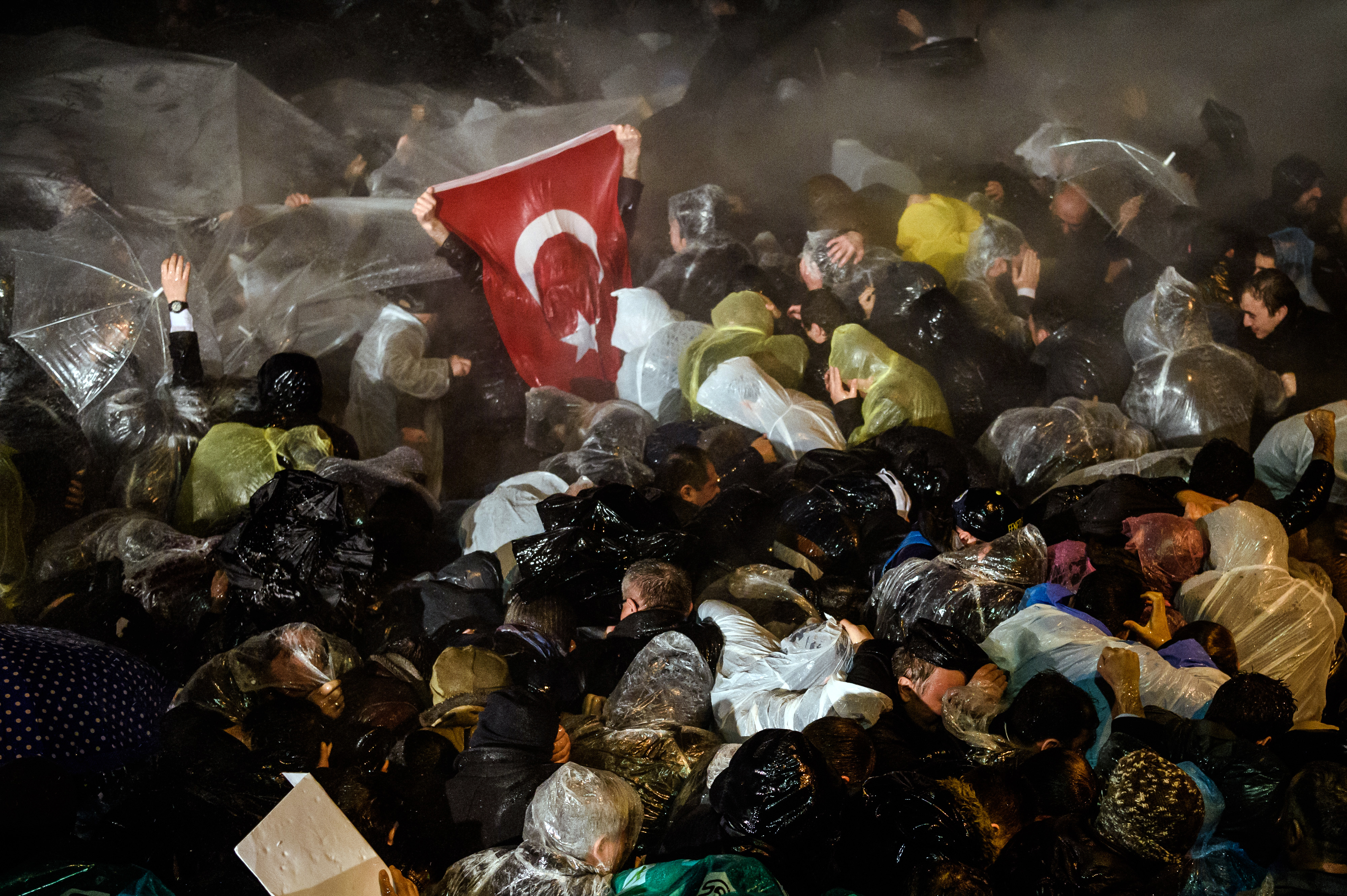 Könnygázzal oszlatja az államosított ellenzéki médiavállalat miatt tüntetőket a török rendőrség