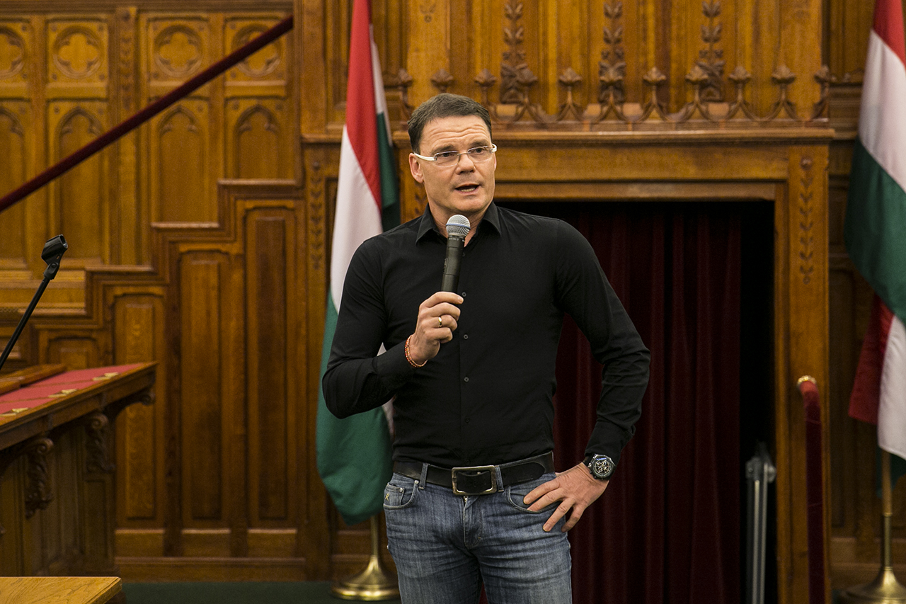 Bánki Erik fideszes képviselő diákokhoz beszél a Parlamentben (Fotó: Botos Tamás)