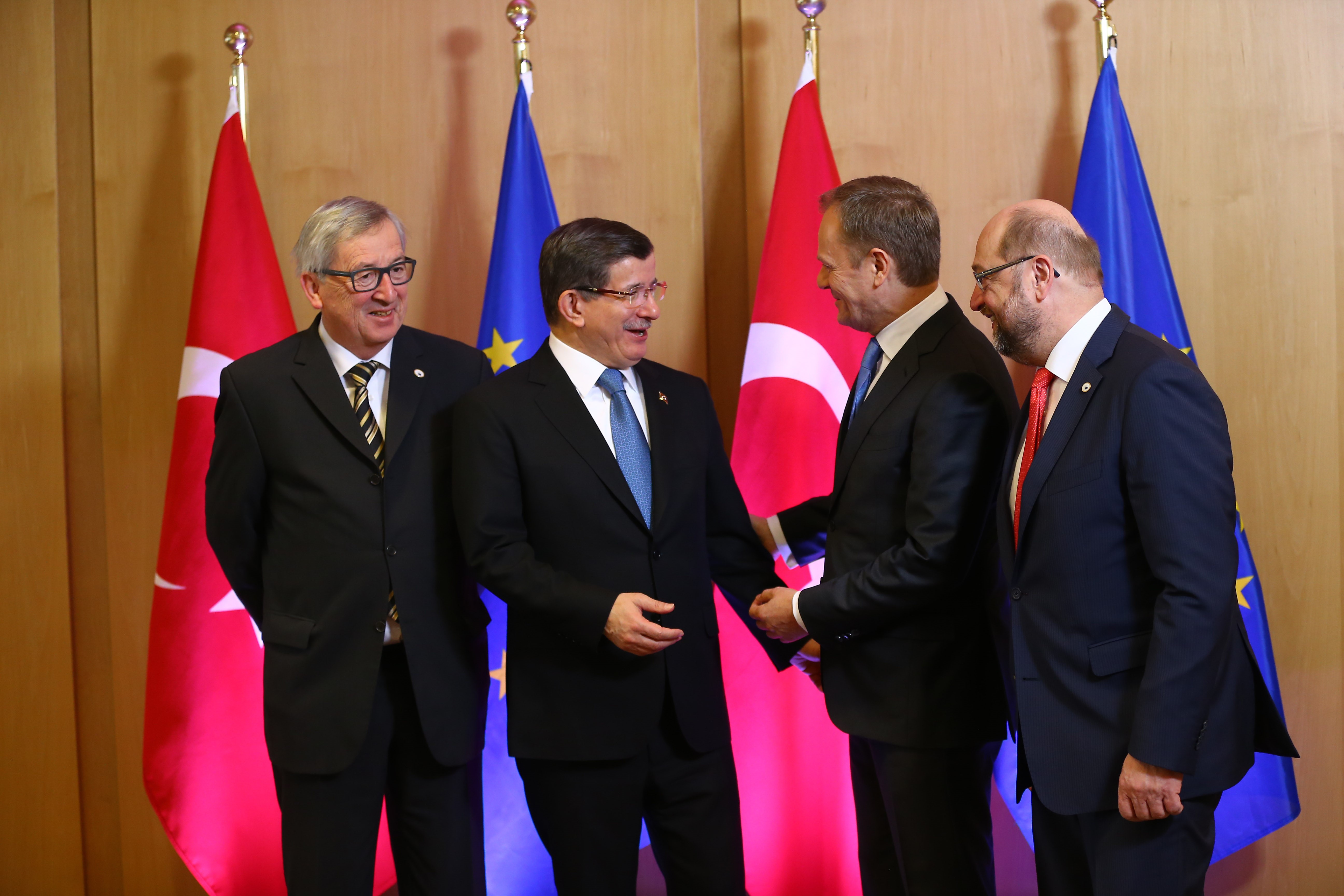 Balról: Jean-Claude Juncker bizottsági elnök, Ahmet Davutoglu török miniszterelnök, Donald Tusk  , az Európai Tanács elnöke és Martin Schulz, az Európai Parlament elnöke. Fotó: AFP/ Hakan Goktepe / Anadolu Agency.