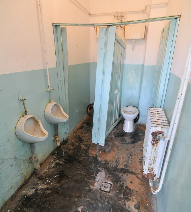 A Klik elfogadhatatlannak tartja a tarnazsadányi iskola mosdójának állapotát