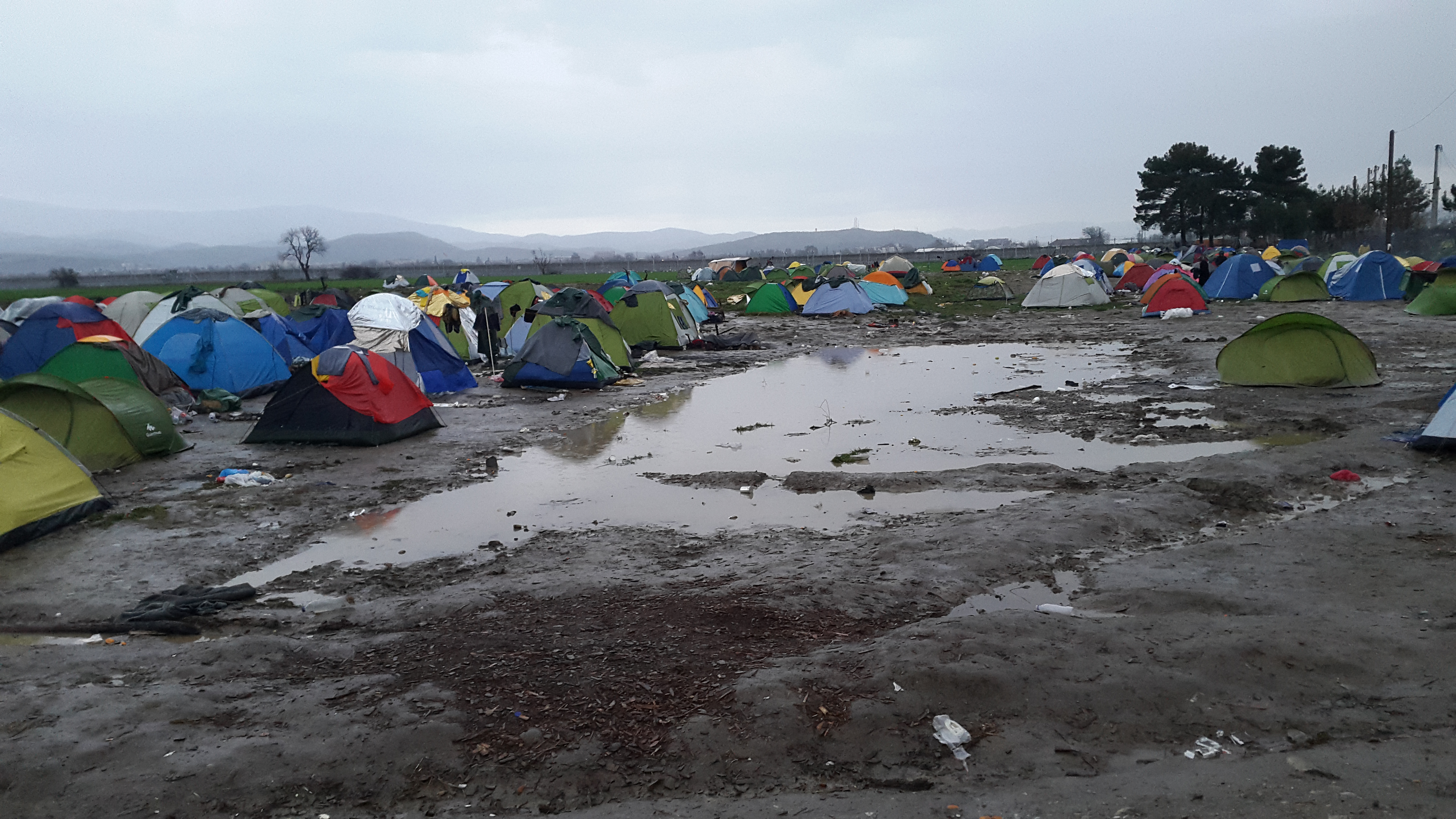 Reménytelenül áznak a menekültek a macedón kerítés előtt