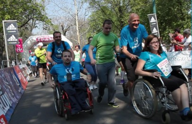 Mozgássérült, fogyatékkal élő sportolókat is fenyegettek bírsággal a Margit-szigeten