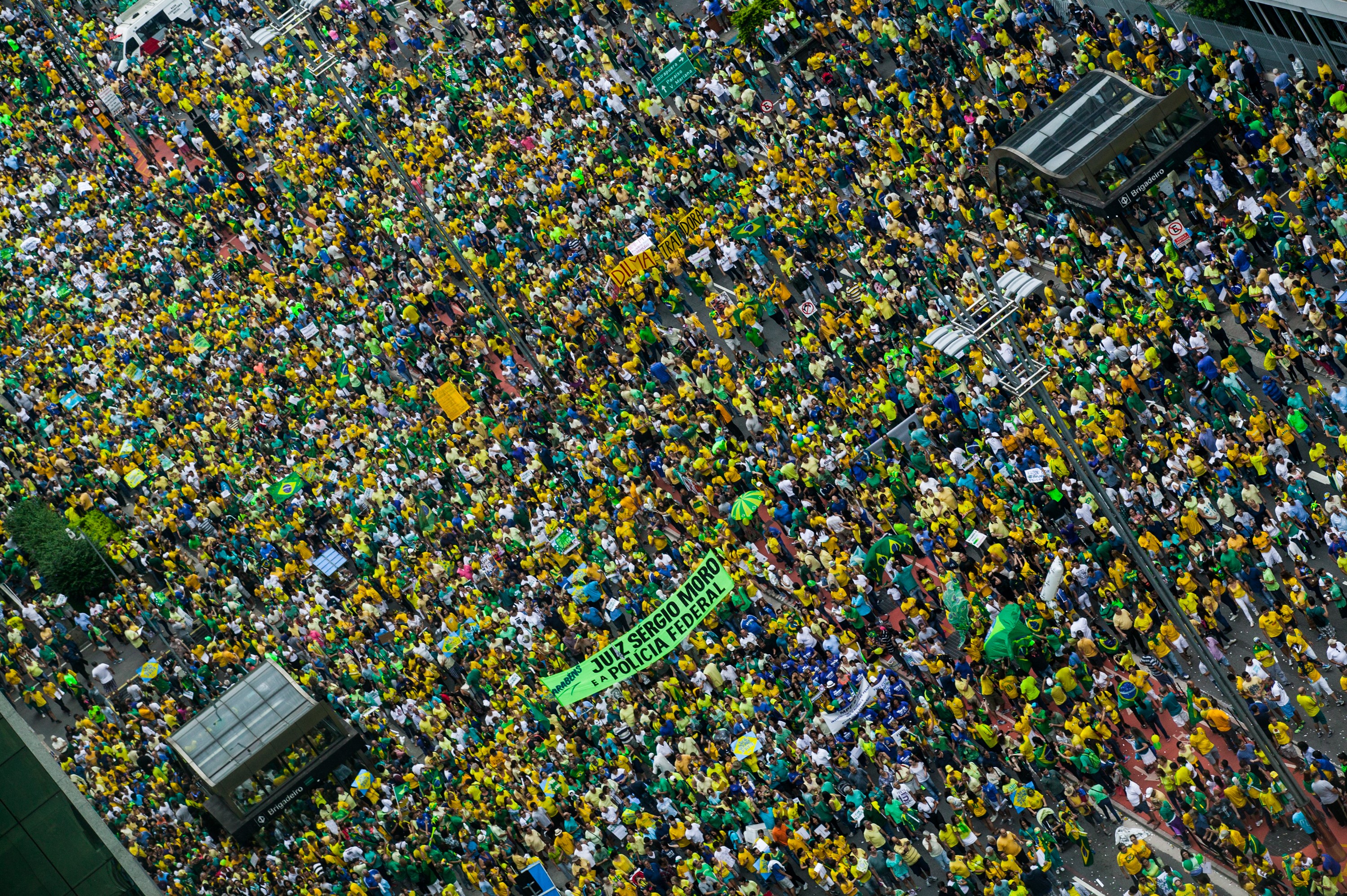 Akár egymillióan is tüntethettek vasárnap a kormány ellen Brazíliában