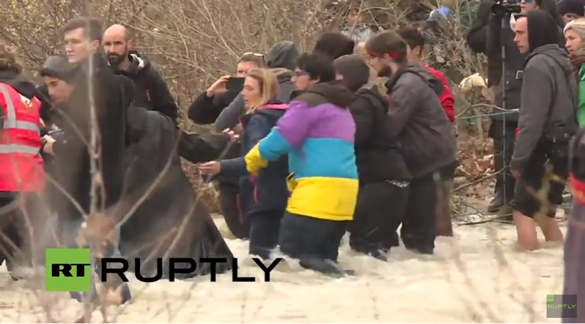 Migránsok próbálnak átkelni az esőtől megduzzadt folyón a görög-macedón határon